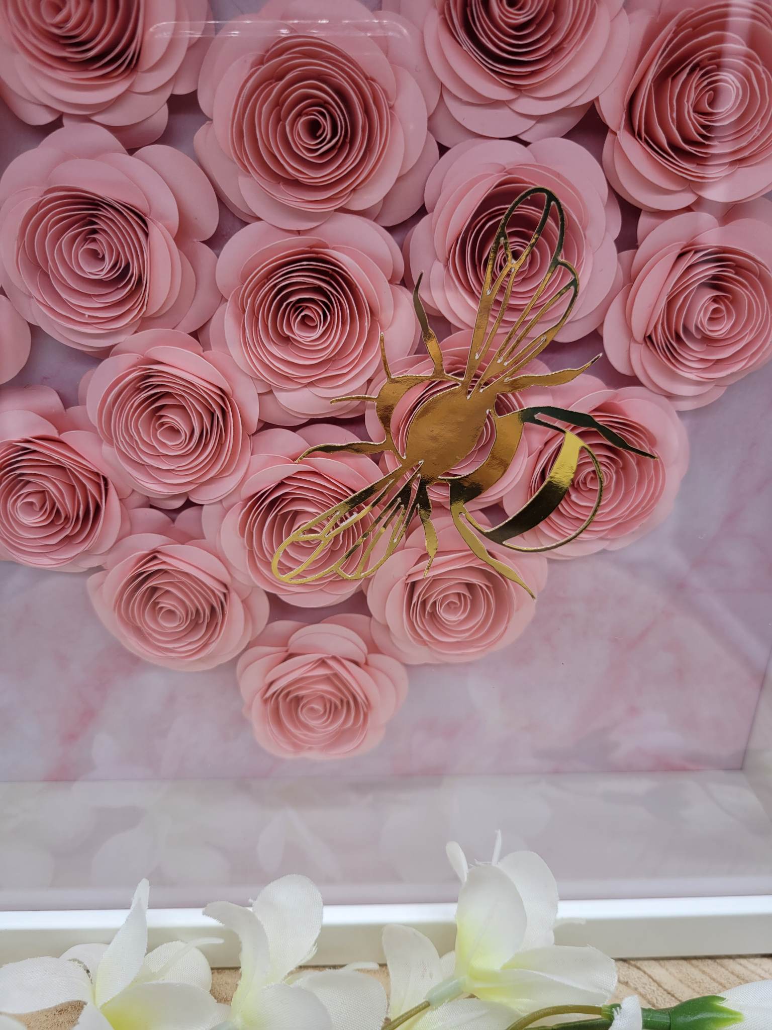 Cadre fleur "coeur" rose et abeille